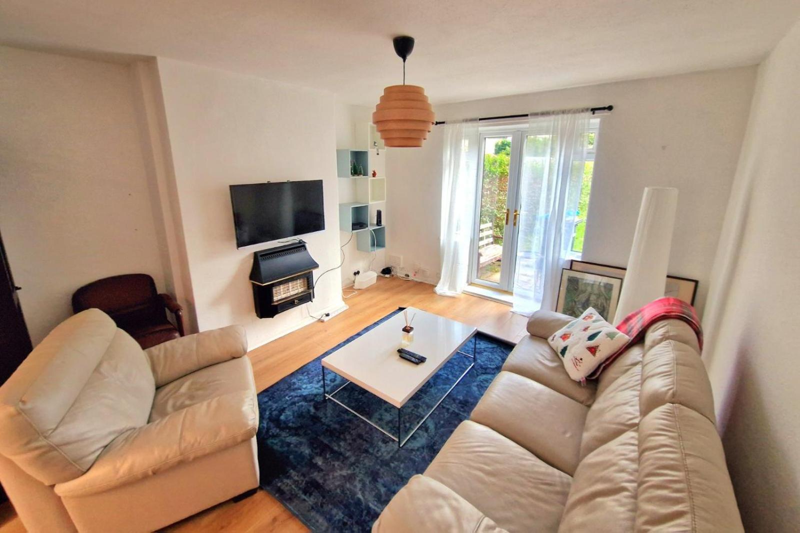 Entire House, Free Parking And Garden *