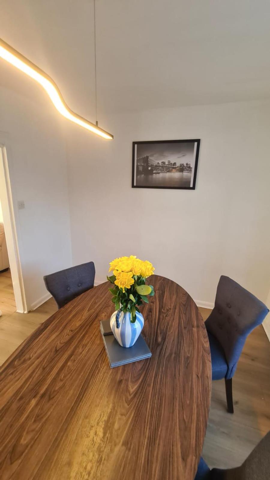 Entire House, Free Parking And Garden
