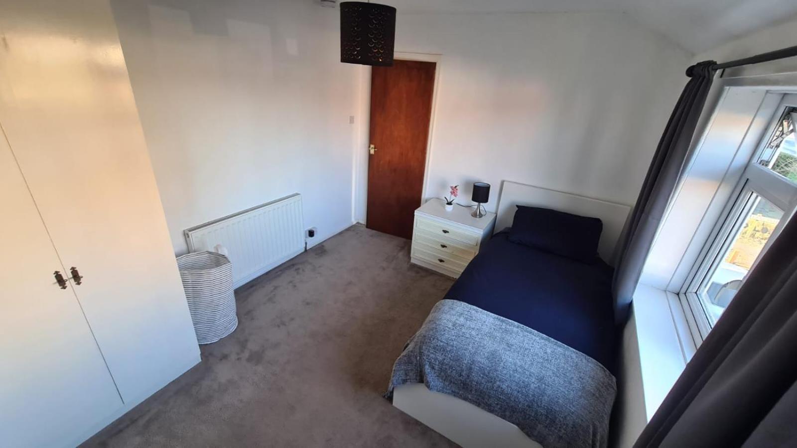 Entire House, Free Parking And Garden